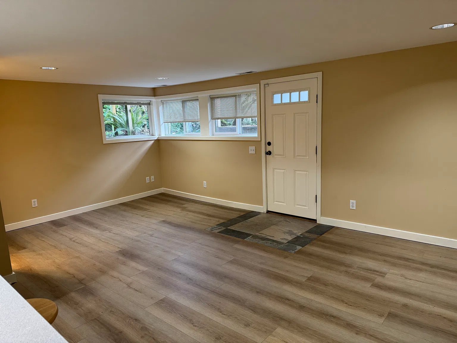 Studio, 400 sqft, $1,675 — Photo 1