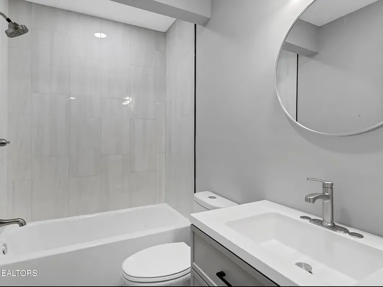 1453 Overton Ln — Photo 3