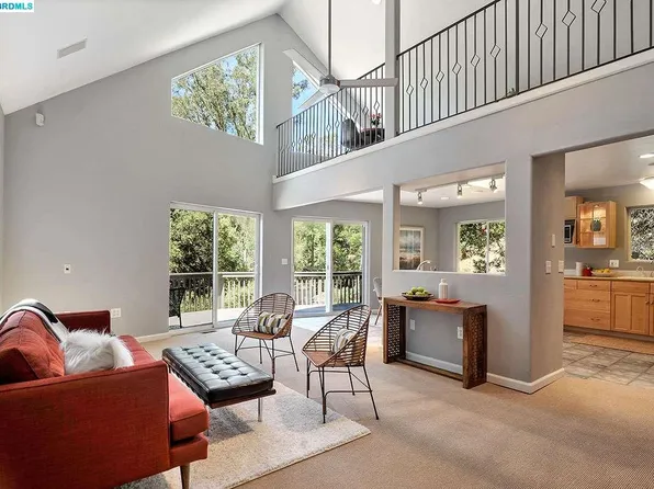 1880 Arrowhead Dr, Oakland, CA 94611