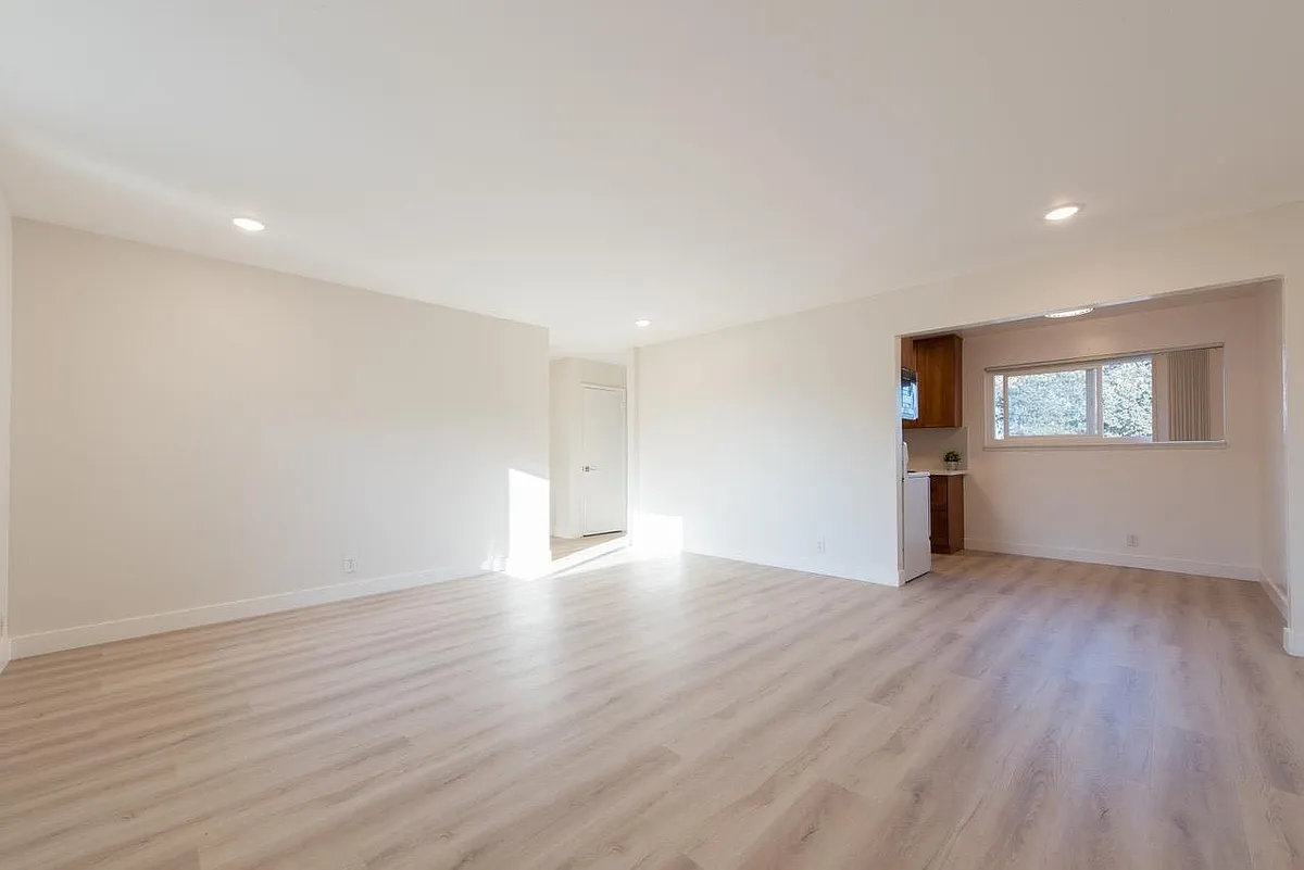 Building Photo - 611 San Luisito Way #11