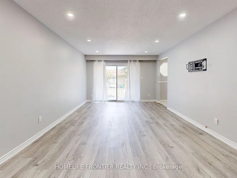 337 Hansen Rd N #UPPER — Photo 8
