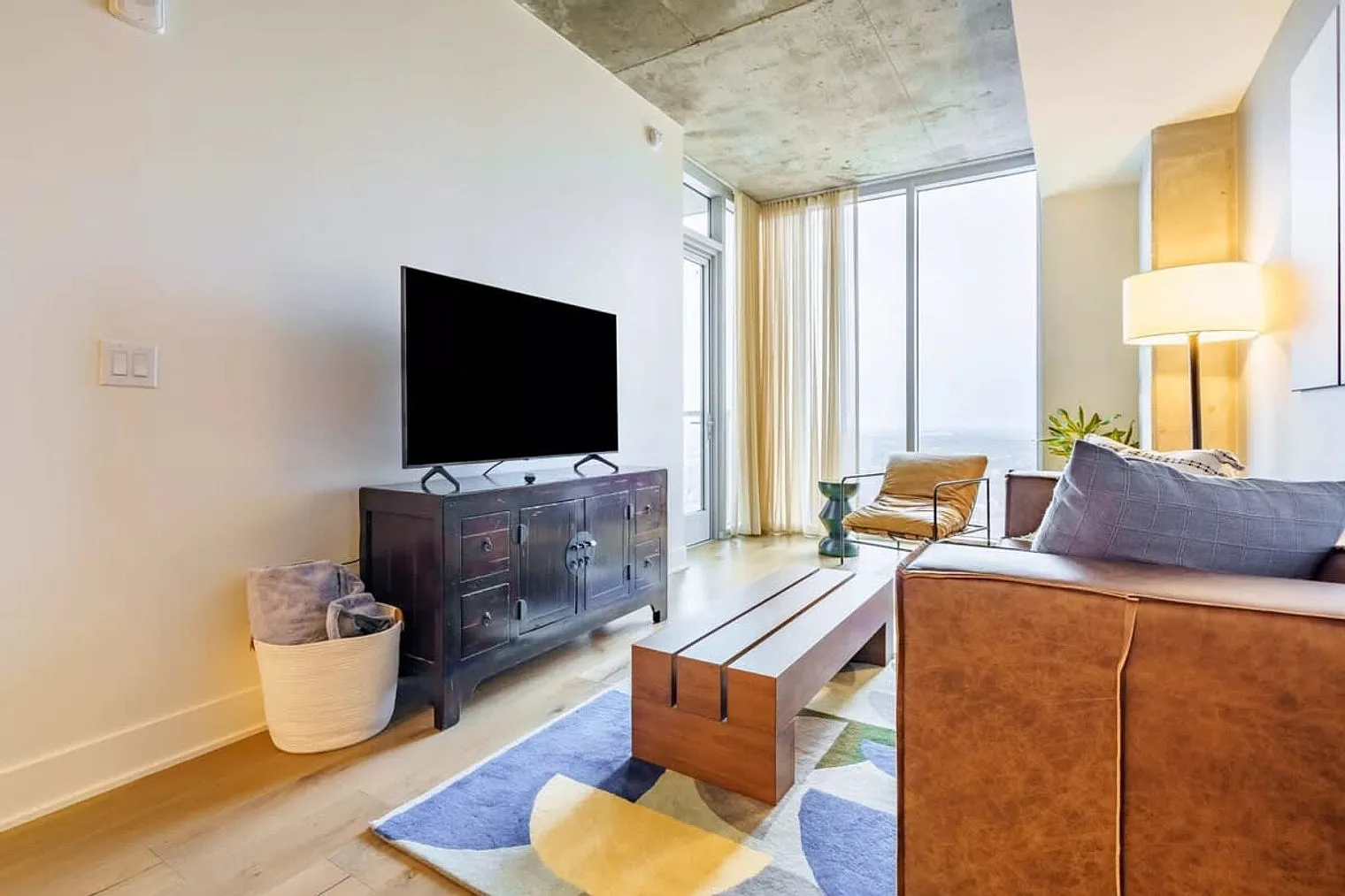 1 bed, 1.0 bath, 667 sqft, $3,931 — Photo 2