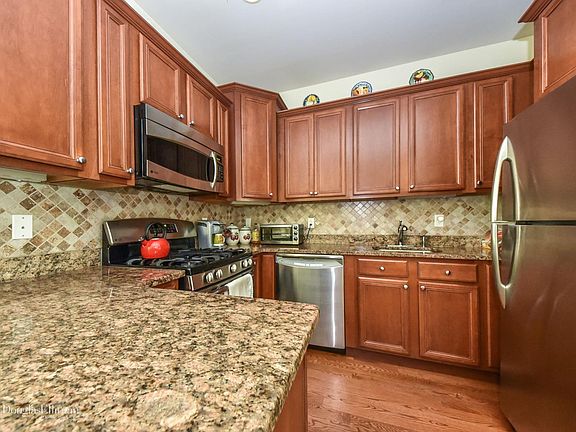 5th image of 432 Autumn Dr