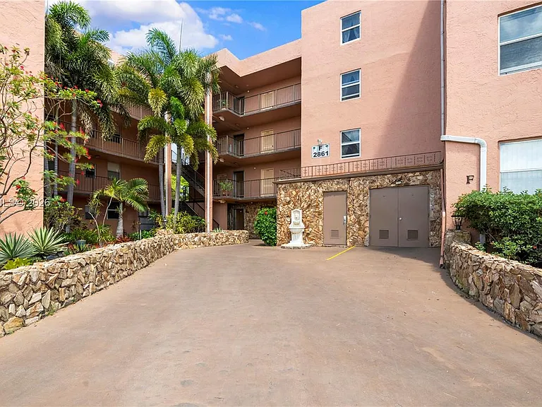 2861 Somerset Dr #301 — Photo 3