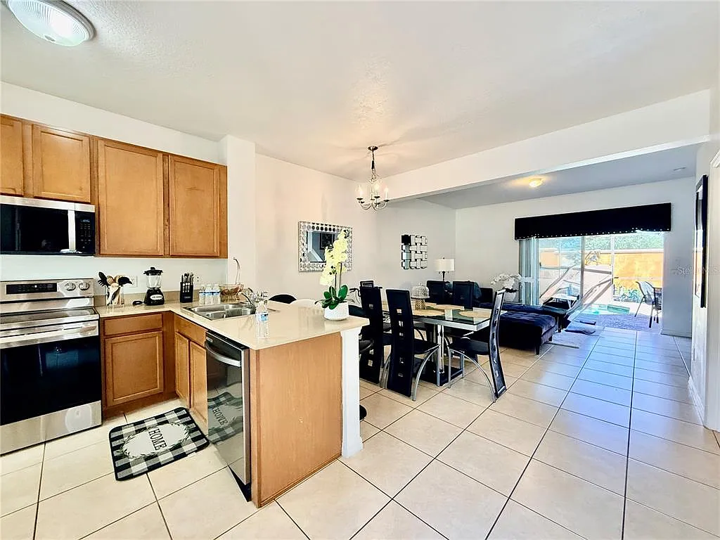 3 bed, 2.5 bath, 1295 sqft, $2,600 — Photo 2