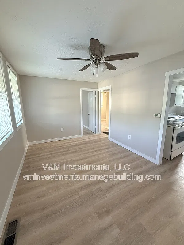 2 bed, 1.0 bath, 560 sqft, $1,275 — Photo 2
