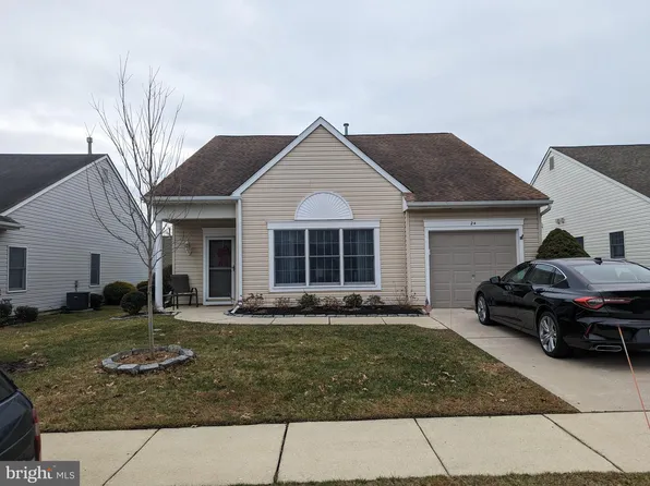 24 Lantern Ln, Columbus, NJ 08022