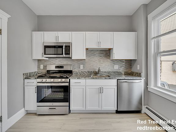 3rd image of 142 Sutherland Rd #U1