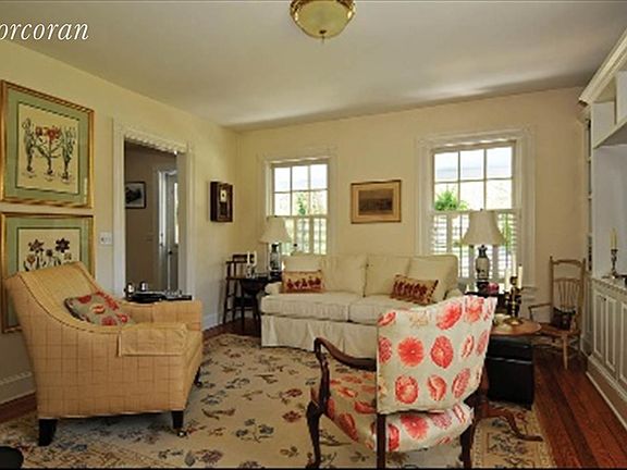 3rd image of 162 Newtown Ln