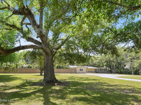 1020 E 2nd St, Pass Christian, MS 39571