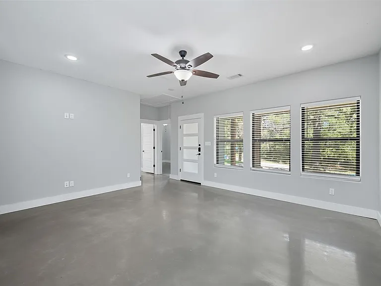610 E Texas St — Photo 8