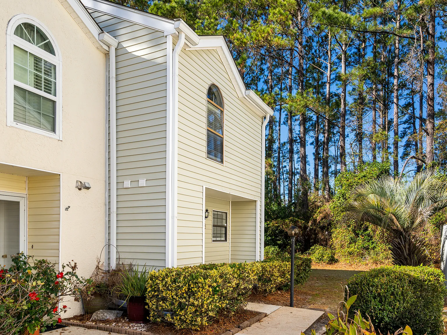 2 bed, 1.5 bath, 1148 sqft, $2,000 — Photo 1