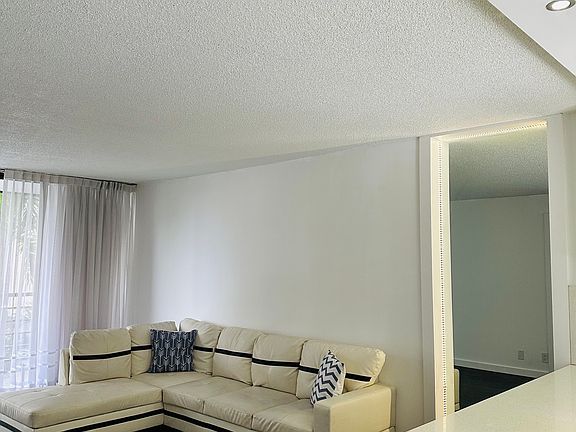 4th image of 20400 W Country Club Dr