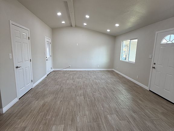 3rd image of 4823 W Myrtle Ave #B