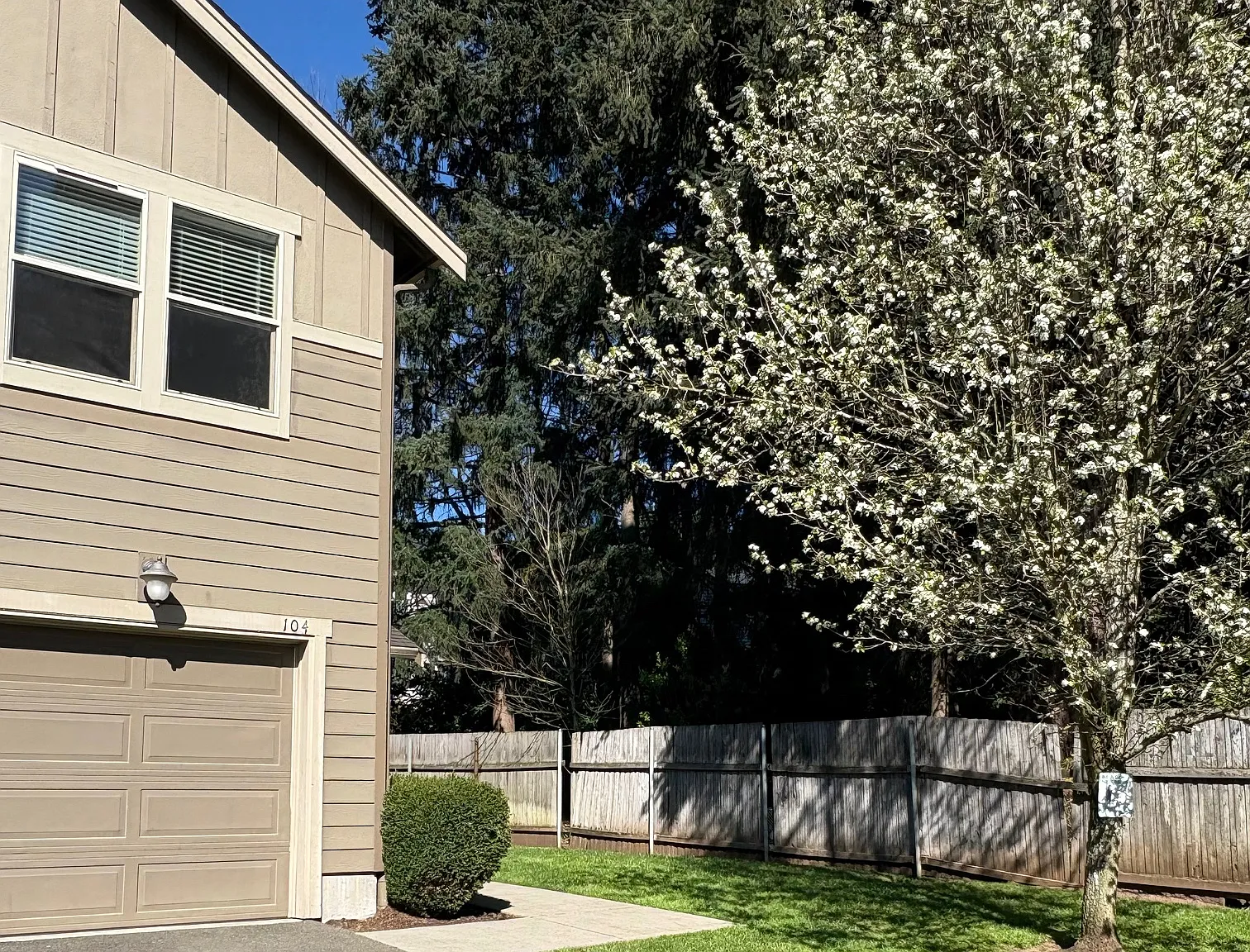 3 bed, 2.5 bath, 1250 sqft, $2,100 — Photo 1