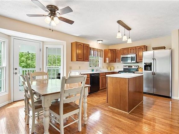 5th image of 127 Valley View Dr