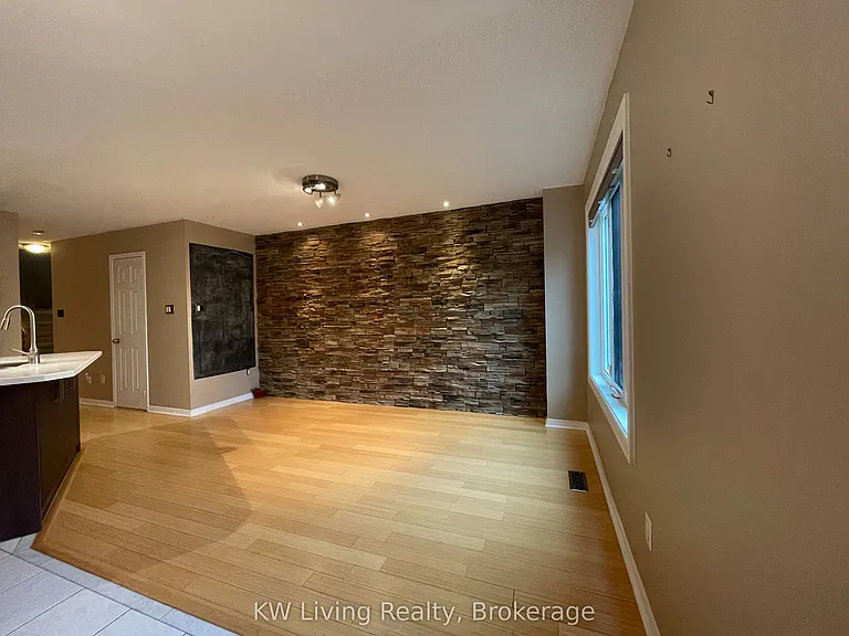 60 Coburg Cres — Photo 13