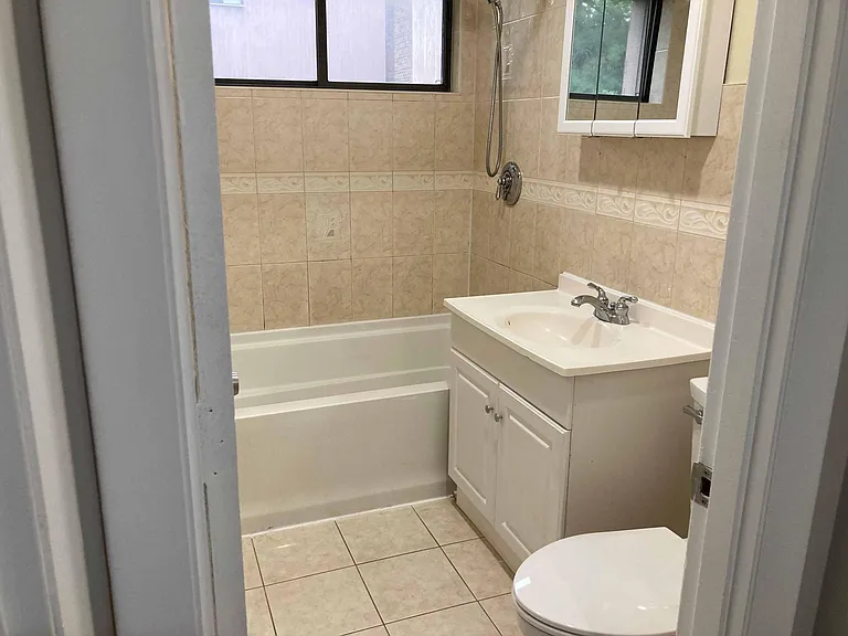 48 Shrewsbury Green Dr #E — Photo 16