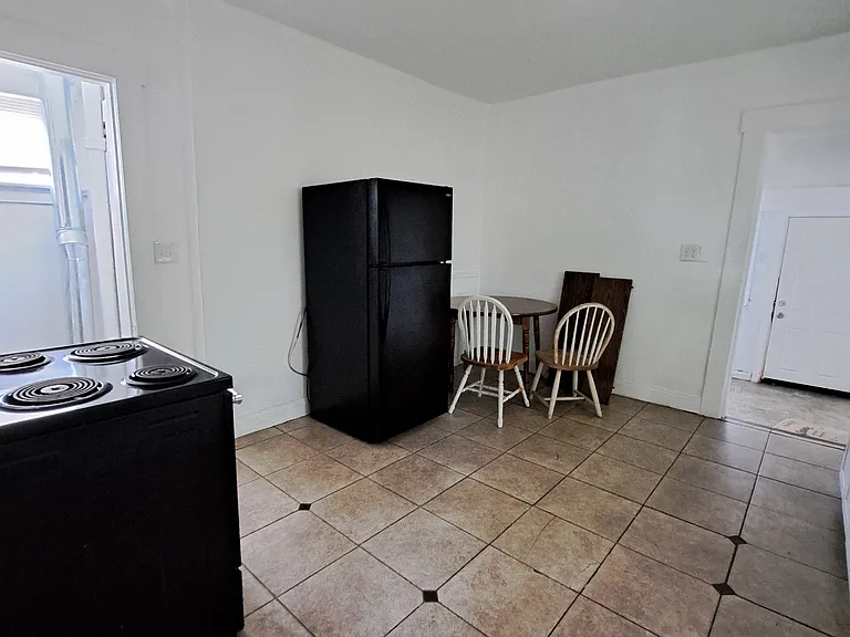 511 Parrot St — Photo 4
