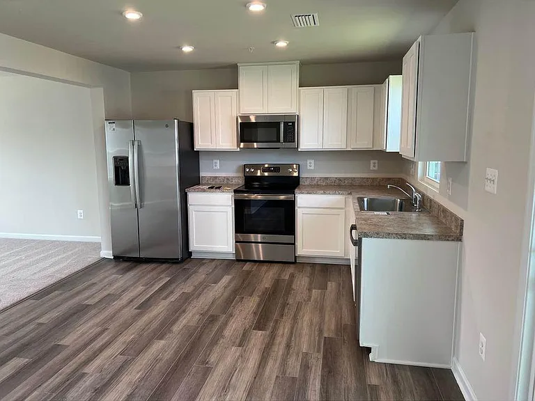 115 Butterfield Ave — Photo 5