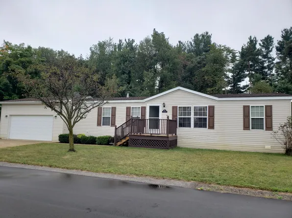 3572 Hollyfield Dr, Cedar Springs, MI 49319