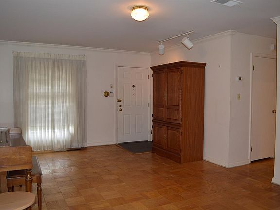 4th image of 2303 Meadow Dr
