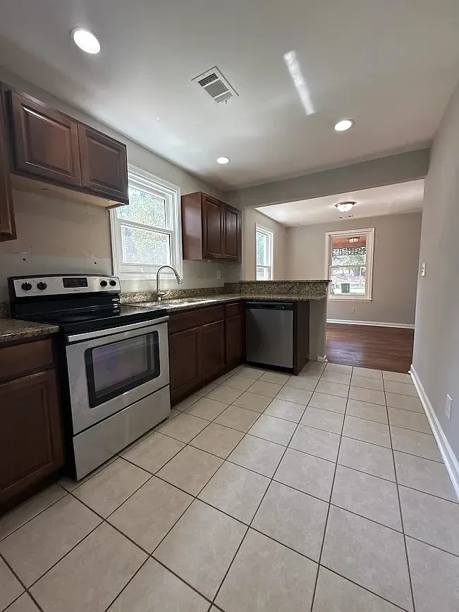 4 bed, 2.5 bath, 1800 sqft, $1,995 — Photo 2