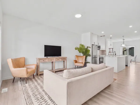 4023 Hawthorn Line SW, Edmonton, AB T6X 1Y6