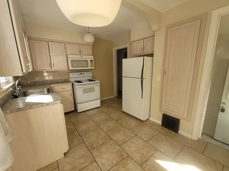 6987 Greenleaf Ave — Photo 5