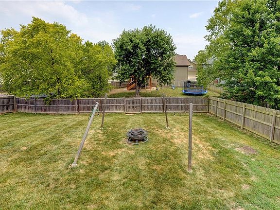 2nd image of 423 Oak Wood Ln