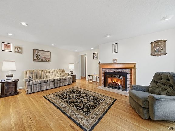 4th image of 63 Pinewoods Ave