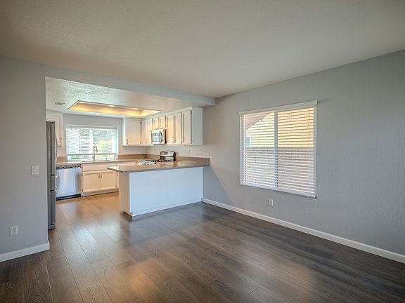 4th image of 3099 Oakview Ln