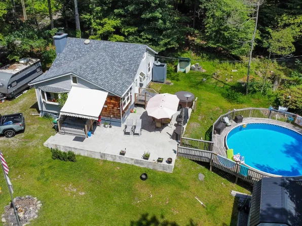 39 Maple St, Hawley, PA 18428