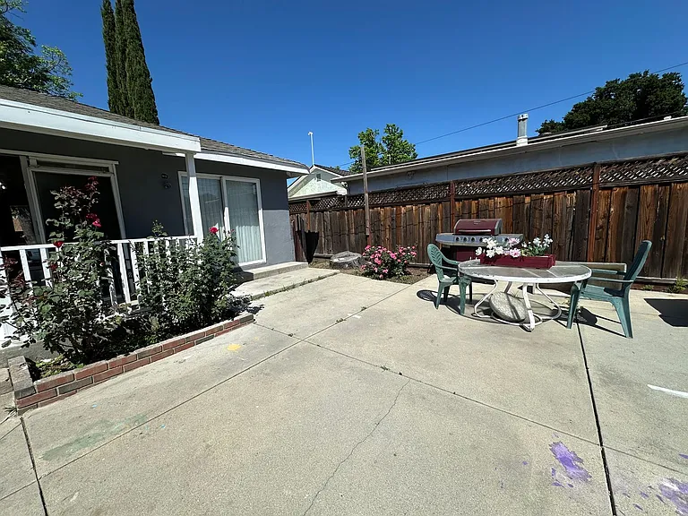 546 Richmond Ave — Photo 10