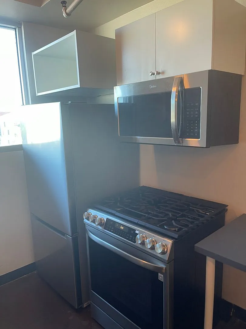 Trendy Loft Living Near The Arts District! — Photo 2
