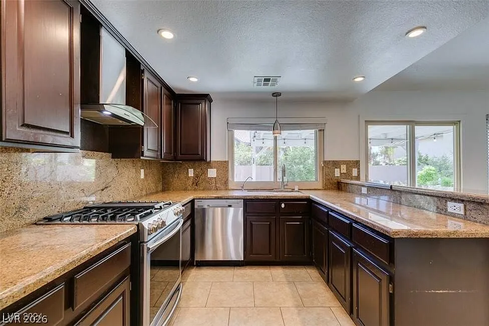 3 bed, 2.0 bath, 1542 sqft, $2,450 — Photo 3