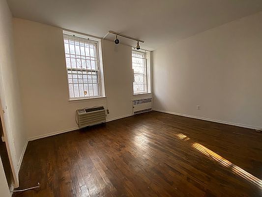 3rd image of 319 E 53rd St APT 2D