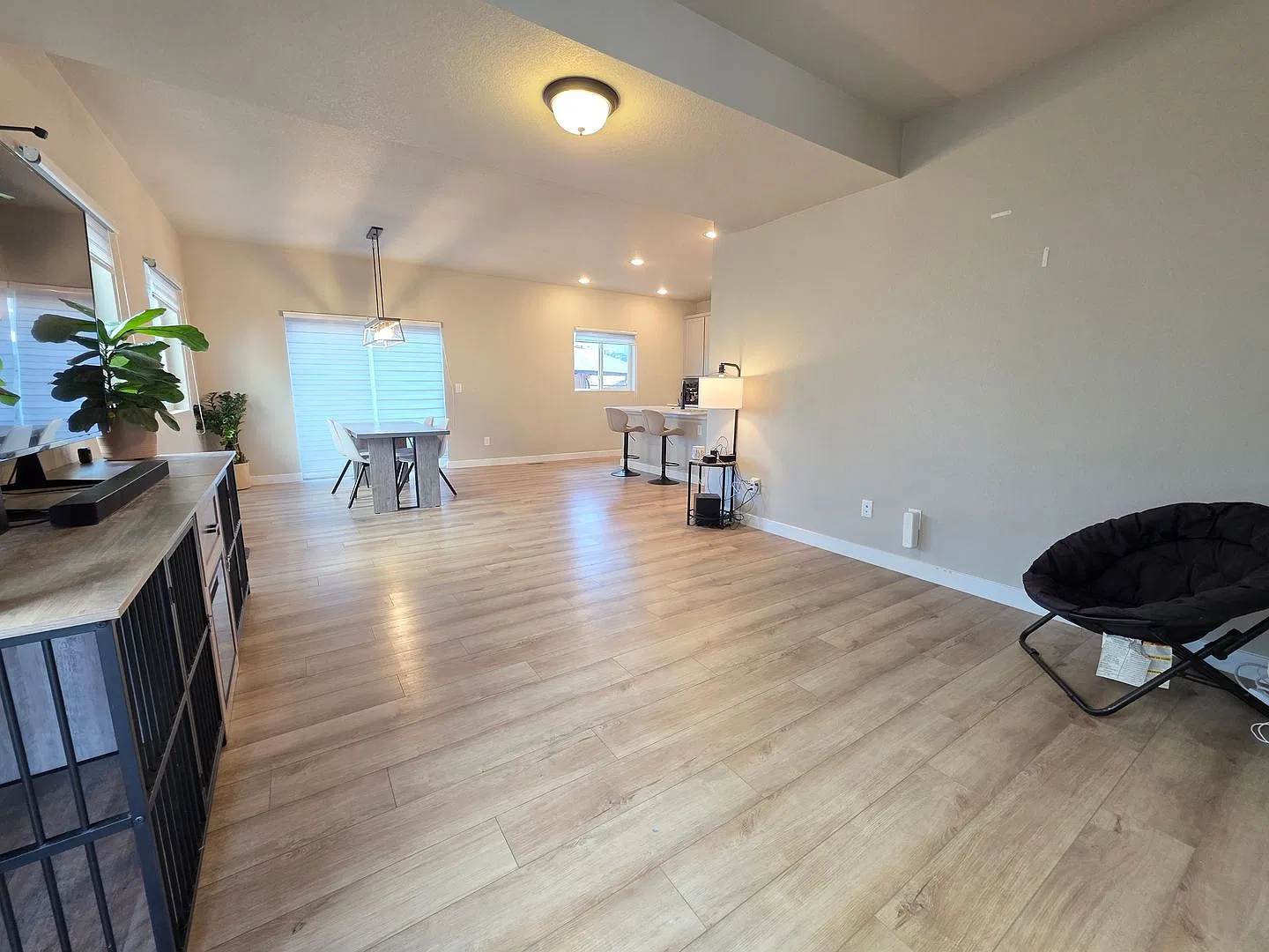Welcome to this beautiful 3-bedroom, 3-bathroom home located in Lorson Ranch!! — Photo 4