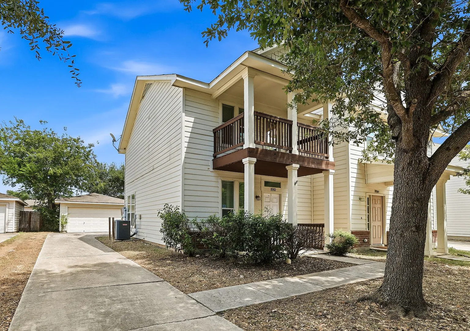 Move-In Special: Two Weeks Free Townhome With Dual Primary Suites: Contemporary Living Near Texas... — Photo 2