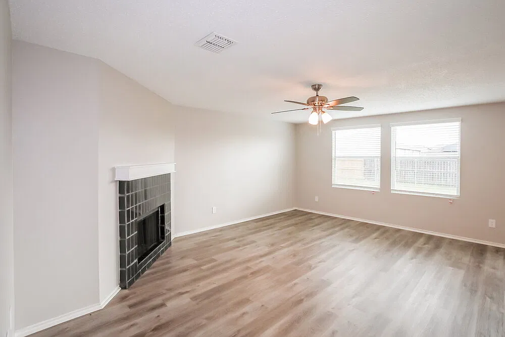 4 bed, 2.5 bath, 2917 sqft, $2,350 — Photo 4