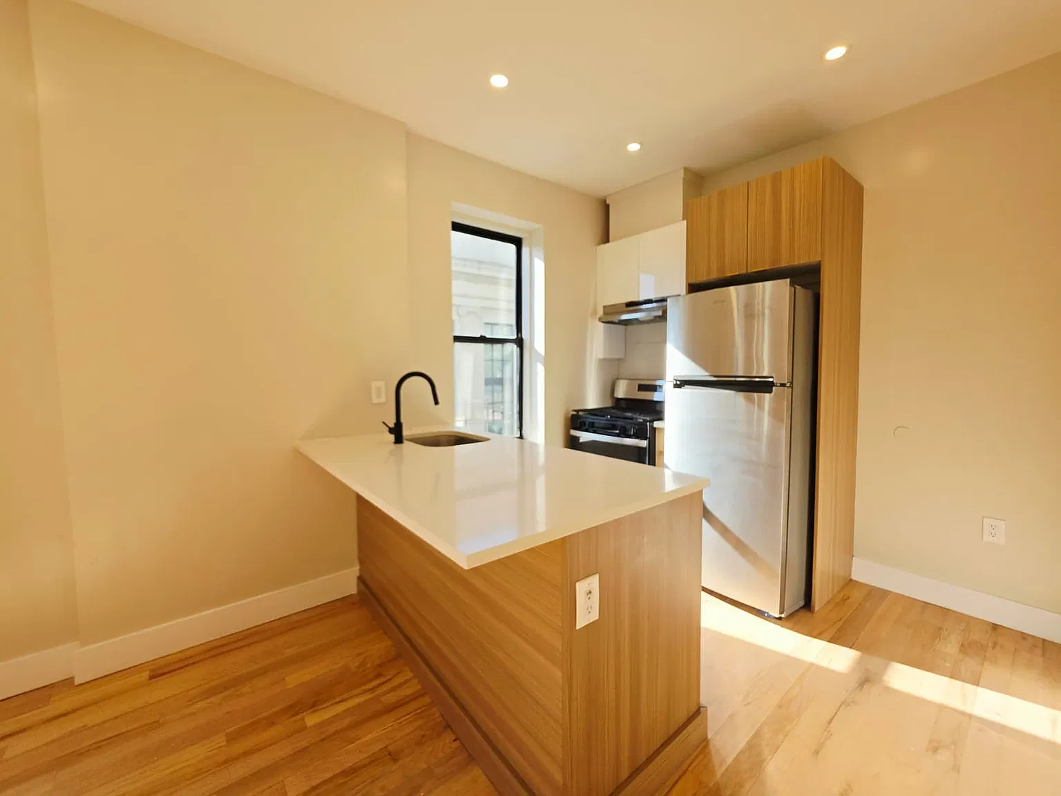 1 bed, 650 sqft, $1,899 — Photo 1