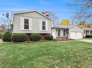 225 Oakwood Dr, Flushing, MI