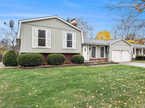 225 Oakwood Dr, Flushing, MI 48433