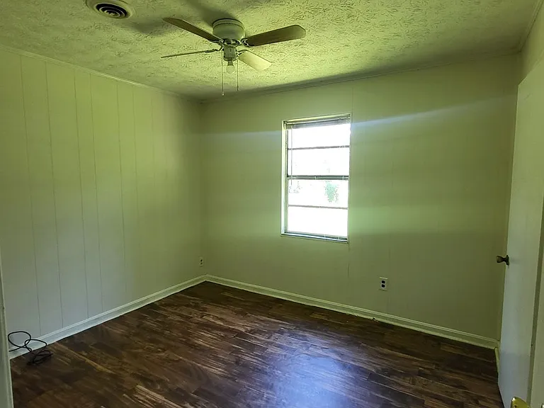 302 Larsen St — Photo 3