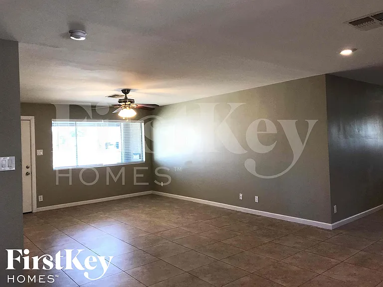 8802 N 35th Dr — Photo 4