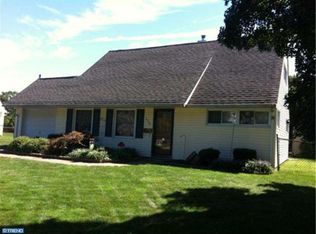 172 Juniper Dr, Levittown, PA 19056