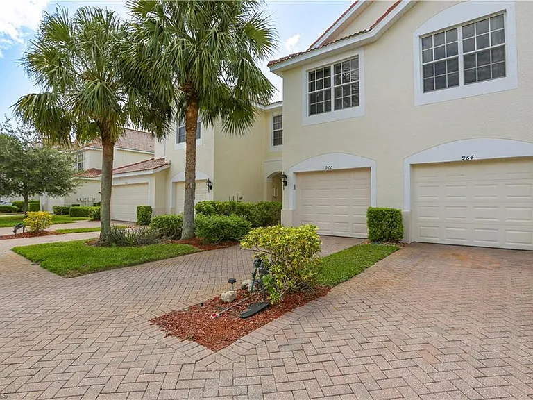 960 Hampton Cir #80 — Photo 1