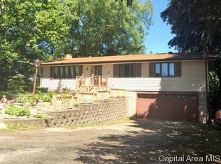 1633 Village Green Rd, Petersburg, IL 62675