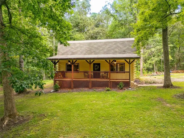465 Waters Edge Dr, Clarkesville, GA 30523