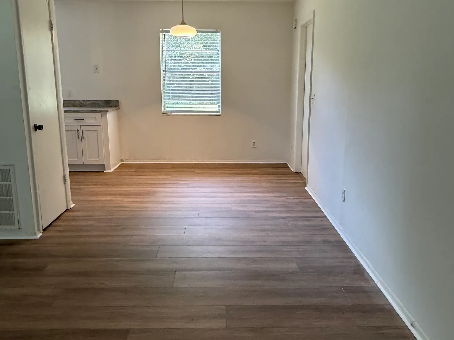 3 bed, 1.5 bath, 1100 sqft, $2,400 — Photo 3